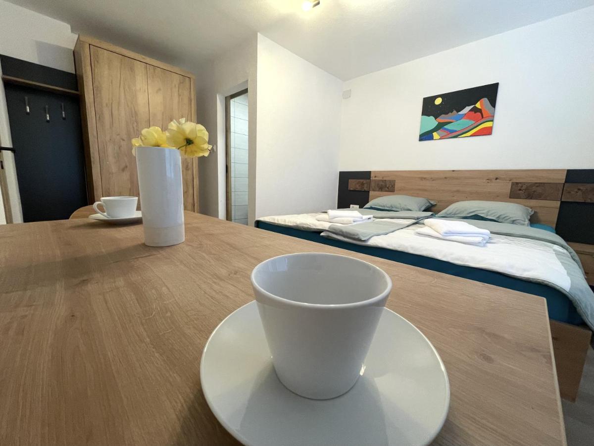 Apartments And Rooms Pri Baslju 체르크노 외부 사진
