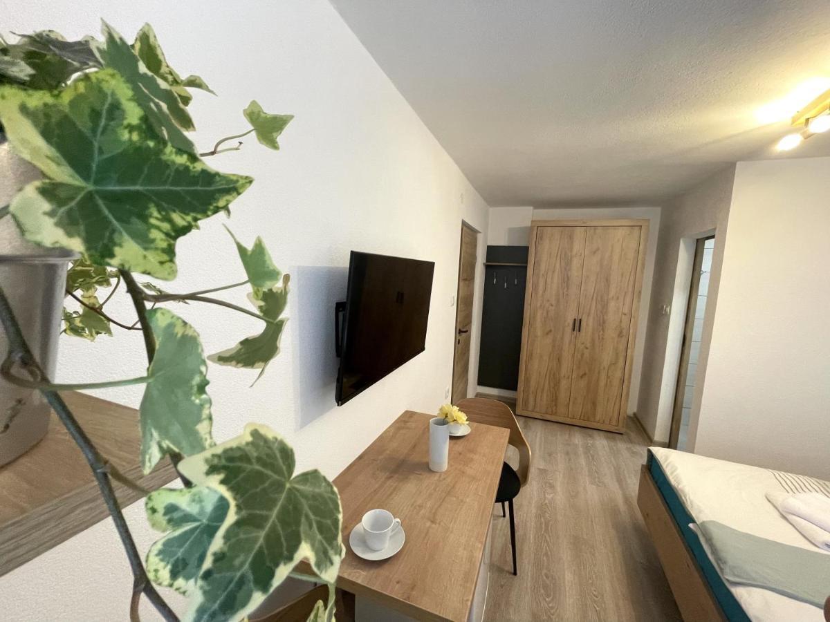 Apartments And Rooms Pri Baslju 체르크노 외부 사진