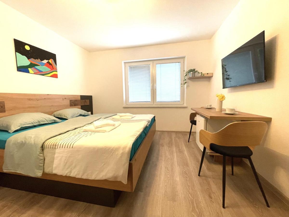 Apartments And Rooms Pri Baslju 체르크노 외부 사진